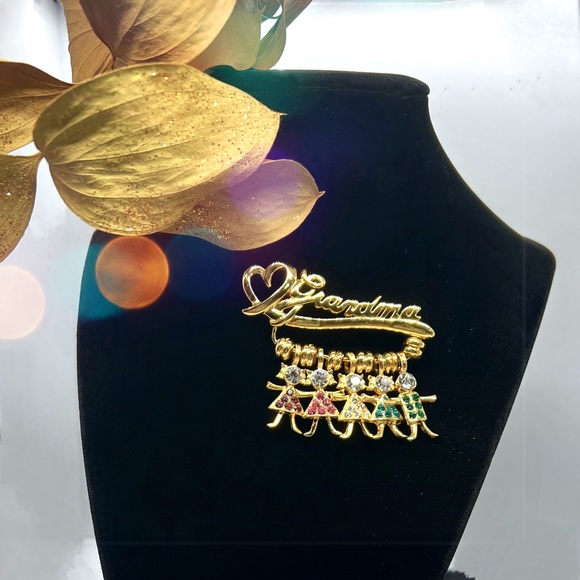 USA K.I.S. Jewelry - Vintage Gold-Tone Grandma Brooch/Pin w/Crystal Child Charms
